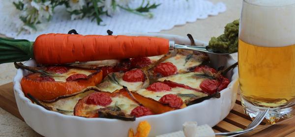 Gegrillte Paprikaschoten mit Kirschtomaten, Mozzarella und Basilikum-Pesto