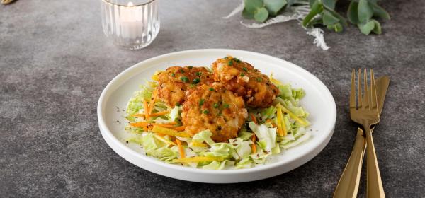 Kaspressknödel auf Kohlsalat