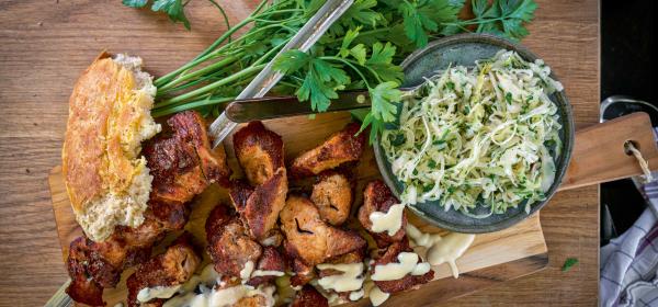 Schopfbraten-Spieße mit Krautsalat 