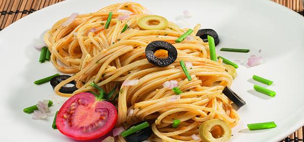 Schnelle Spaghetti N°1 mit Tomaten, Oliven und Basilikum