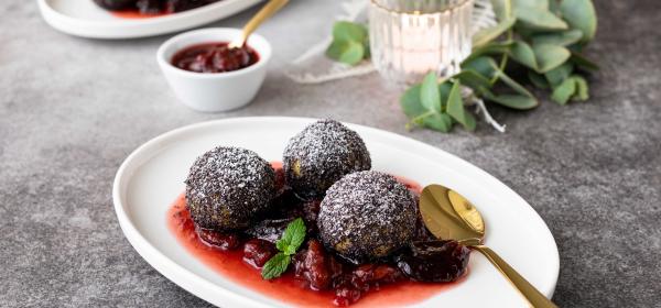 Mohn-Grießknödel auf Zwetschkenröster