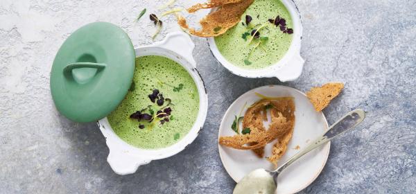 Frühlingskräutersuppe mit Kornspitzcracker und Zitronen