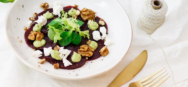 Rote Rüben Carpaccio mit Ziegenkäse und Avocadocreme