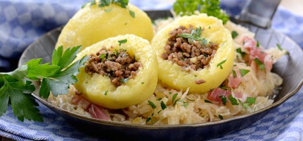 Selchfleischknödel mit Krautsalat