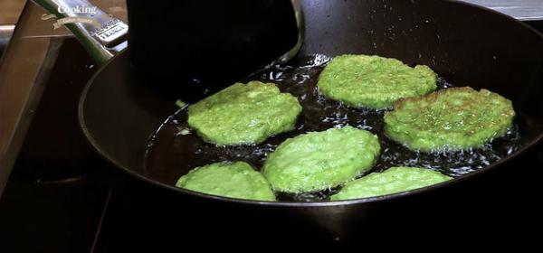 Erbsentatschgerl mit Karotten-Apfel Salat