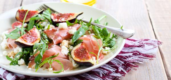 Sommerlicher Salat mit Feigen und Prosciutto