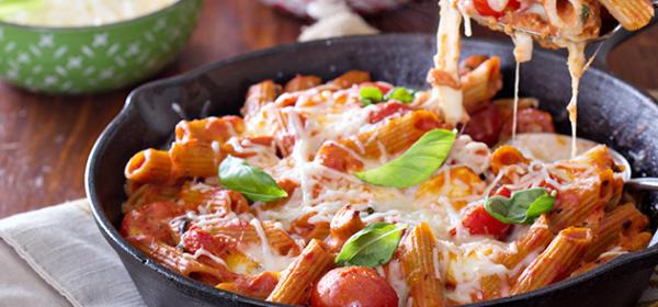 Überbackene Penne mit Tomaten und Thunfisch