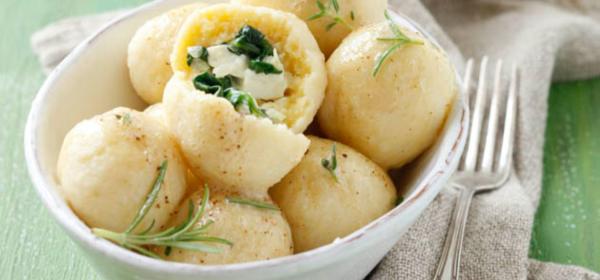 Erdäpfelknödel mit Spinat-Schafskäsefülle und brauner Butter