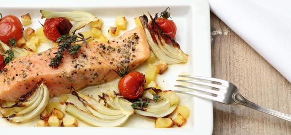 Lachs aus dem Backofen mit Fenchel, Tomaten und Thymian-Kartoffeln