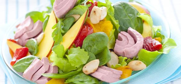 Salat mit Thunfisch, Paprika, Mango und Mandeln