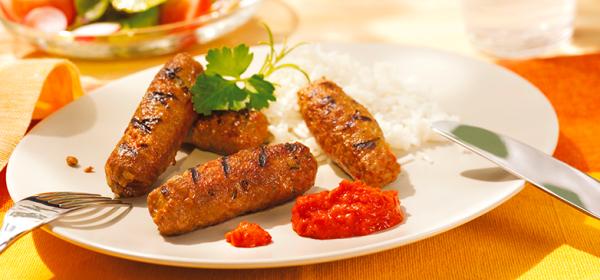 Cevapcici mit Tomaten und Zwiebeln