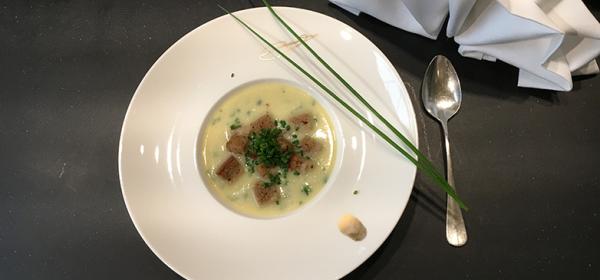 Zucchinicremesuppe mit Croutons