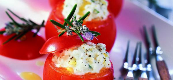 Tomaten mit Mozzarella gefüllt