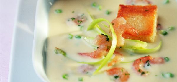 Spargelcremesuppe mit Shrimps