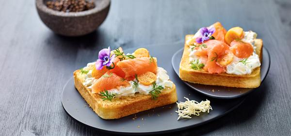  Ölz Butter Toast mit Räucherlachs, Veilchen, Physalis, Honig, Senfgurken, Ricotta & Dillkraut