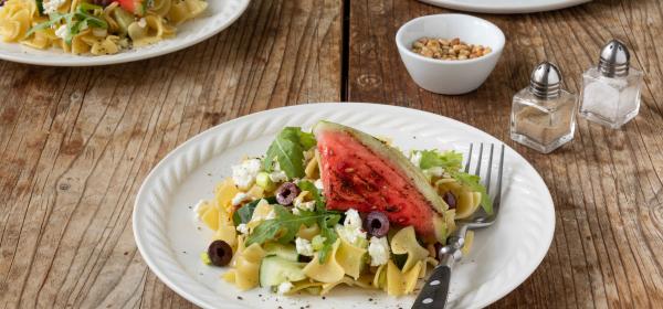 Nudelsalat mit gegrillter Wassermelone und Feta