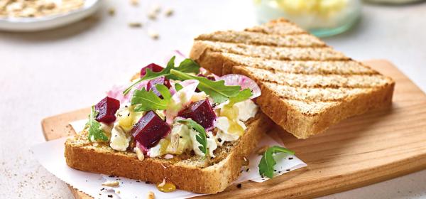 Mehrkorn Toast rote Rüben, Apfel-Kren, Chioggia Rübe & geröstete Sonnenblumenkerne