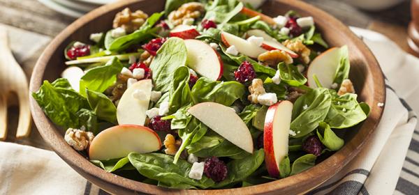 Herbstlicher Salat mit Äpfel und Nüssen