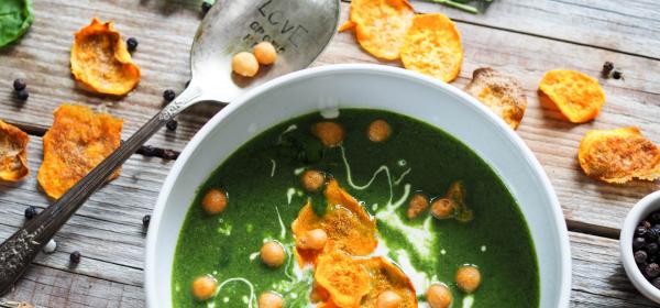 Spinatsuppe mit Süßkartoffel- Chips und Backerbsen