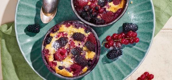 Clafoutis mit Beeren und Rosenzucker 