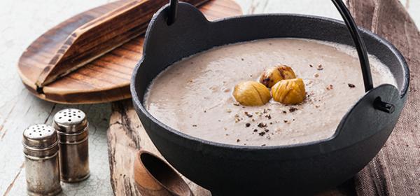 Cappuccino von der Maroni mit Trüffelschaum, dazu in Prosciutto gehüllte Grissini