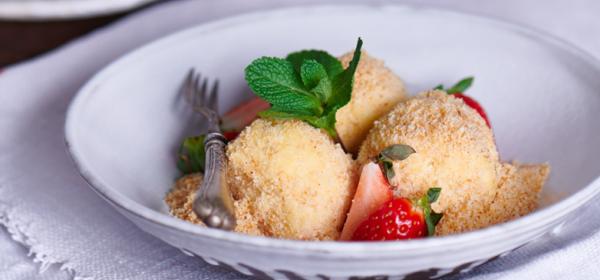 Topfenknödel mit Erdbeersauce