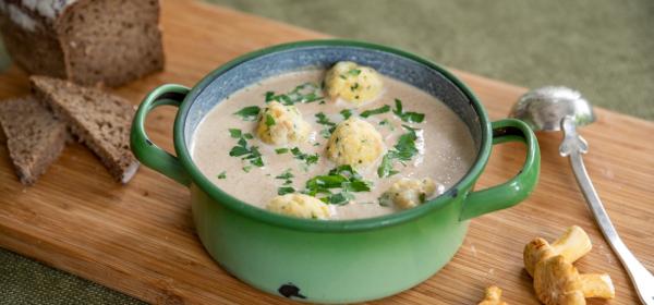 Eierschwammerlsuppe mit Bröselknödel