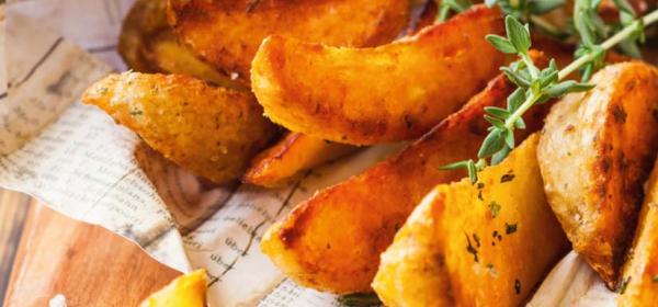 Knusprige Kartoffelwedges mit Dip