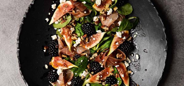 Feigensalat mit Brombeeren, Ricotta und Schinken