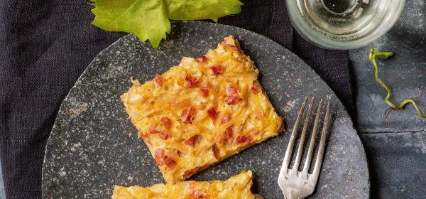 Zweierlei Zwiebelkuchen – halb Speck, halb Käse-Kümmel