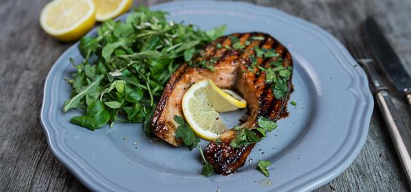 Gegrilltes Lachssteak in Honig-Kümmel Marinade