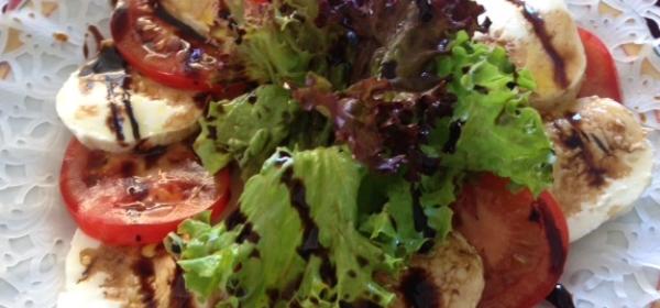 Tomaten Mozzarella Salat mit Balsamico Essig