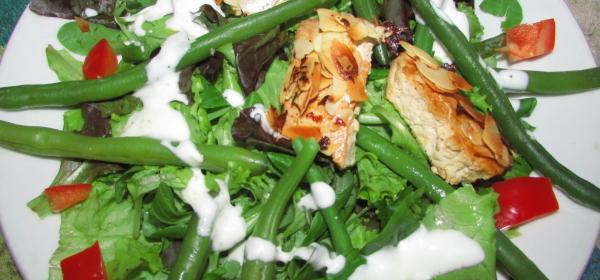 Salatmix mit Tofu in Mandelkruste und Joghurt-Kokosmilchdressing