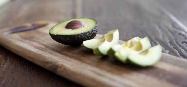 Avocadosalat mit Sesamvinaigrette und Rohschinken