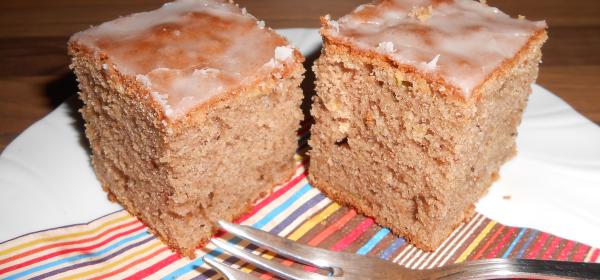 Zucchinikuchen mit Mandel-Zuckerglasur