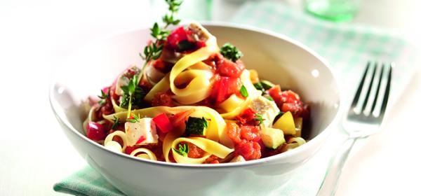 Tagliatelle alla Bolognese Paprika, Zucchini und marinierten Schafskäsewürfeln