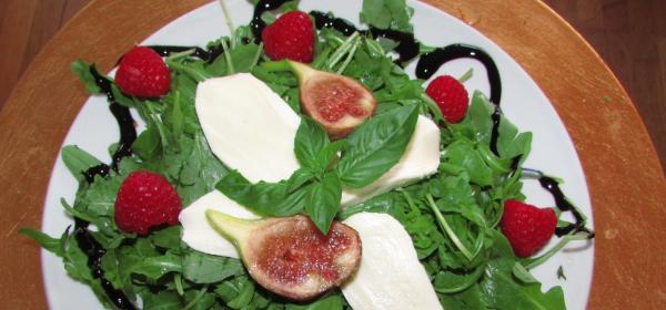 Leichter Feigen-Himbeer-Rucola Salat mit Mozzarella