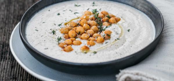 Cremige Blumenkohl Suppe mit gerösteten Kichererbsen