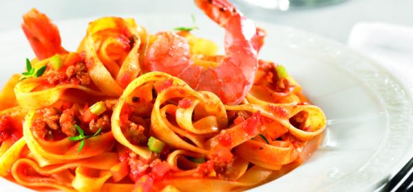 Tagliatelle mit Bolognese alla Surf and Turf mit gebratenen Scampi