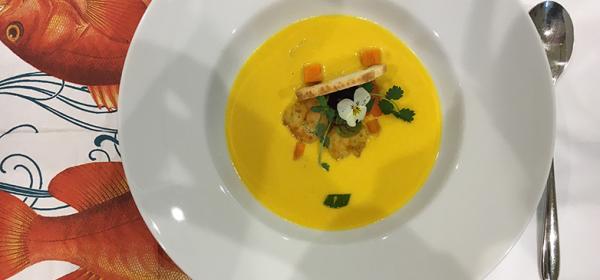 Süßkartoffelsuppe mit Garnelen