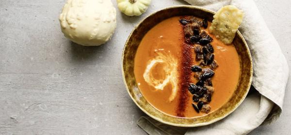 Bunte Kürbiscremesuppe mit Kürbiskern-Topping