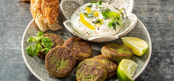 Kräuter Falafel mit Joghurt-Dip