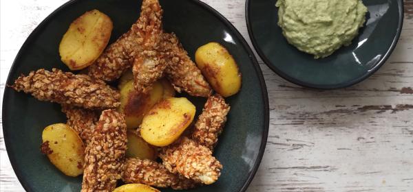 Knusprige Fischsticks in Sesamkruste mit Bratkartoffeln und Avocadodip 