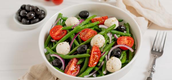 Fisolensalat mit Tomaten, Mozzarella und Oliven