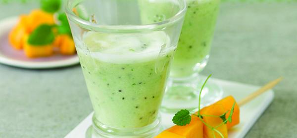 Apfel-Kiwi-Smoothie mit Mangospießen