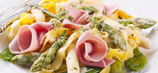 Penne mit Spargel-Schinkensauce