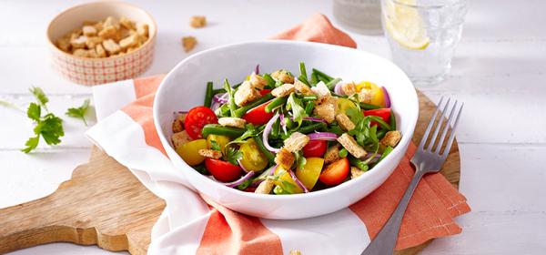 Tomaten-Bohnen-Salat mit Knusper-Croûtons