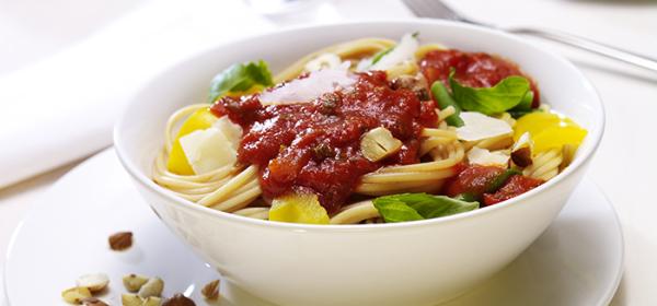 Spaghetti mit mediterranem Gemüse und Haselnüssen