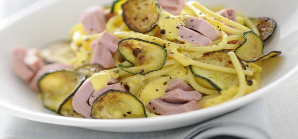 Spaghetti alla Carbonara mit Thunfisch und Zucchini