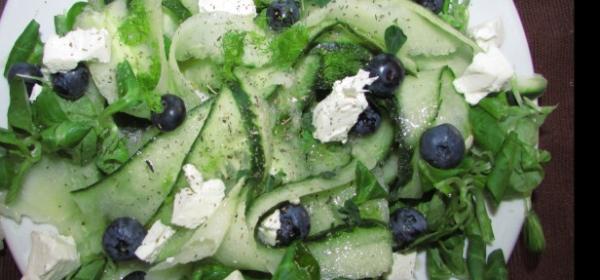 Vogerl-Gurken-Minzsalat mit Heidelbeeren und Feta